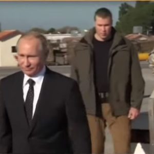 Putin bất ngờ „cưỡi“ Su-35 bay tới Syria chỉ vài giờ trước khi Iran phóng 10 quả tên lửa