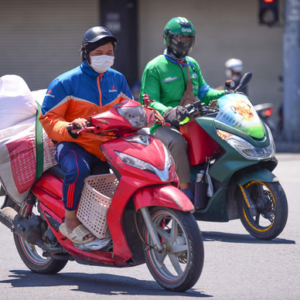 Đi chợ hộ tại Thành phố Hồ Chí Minh: Quân đội ‚chào thua‘, shipper trở lại