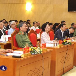 Does Truong Thi Mai want to be a „iron woman“? She is trying to intervene in police works