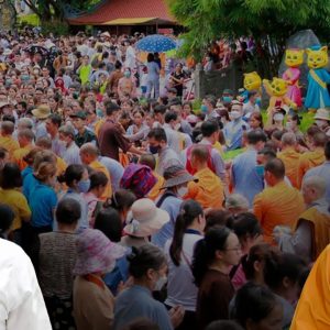 Vì sao đảng muốn lôi dân vào chùa?