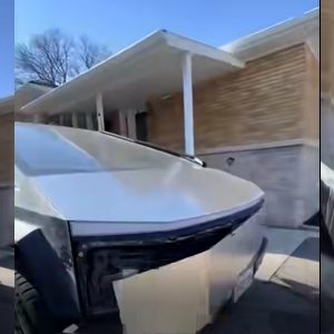 Cười bể bụng với xe Cybertruck hàng mã của Musk