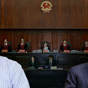 Không thể nói luật với Chính quyền vô pháp, 14 luật sư chấp nhận đầu hàng!