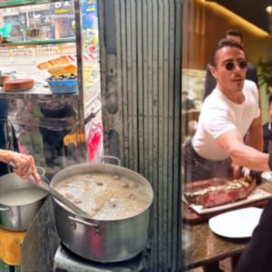 Bà bán cháo lòng phải đóng thuế, để vua ăn món “bò dát”?