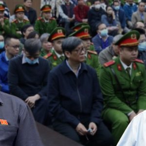 ĐCS, chiếc áo mặc 80 chưa thay. Rách rưới tả tơi, hôi hám và bốc mùi!